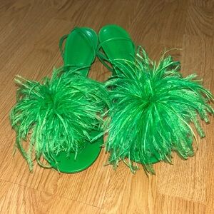 BOTTEGA VENETA GREEN FEATHER SANDAL
NO BOX
ONLY DUST BAG
SIZE 38 RUNS A TRUE 8